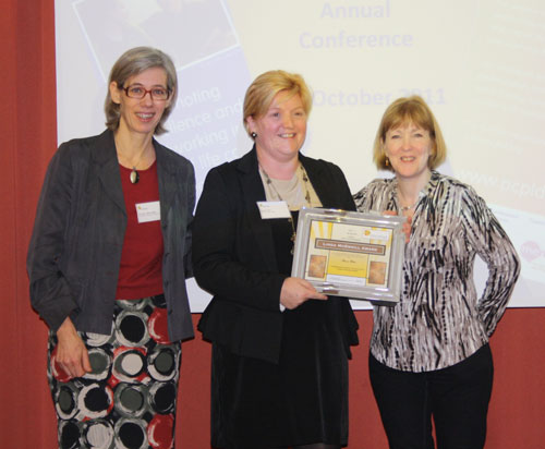Sharon Hicks (centre)